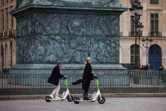 Paris’te elektrikli scooter kullanımı yasaklandı Paris’te elektrikli scooter kullanımı yasaklandı