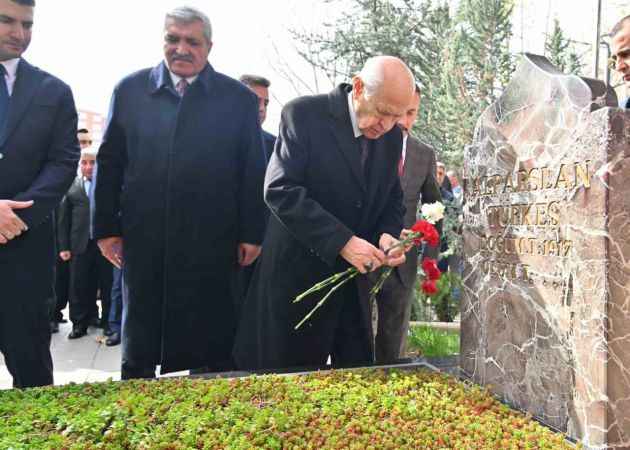 MHP lideri Bahçeli, Alparslan Türkeş’in kabrini ziyaret etti MHP lideri Bahçeli, Alparslan Türkeş’in kabrini ziyaret etti