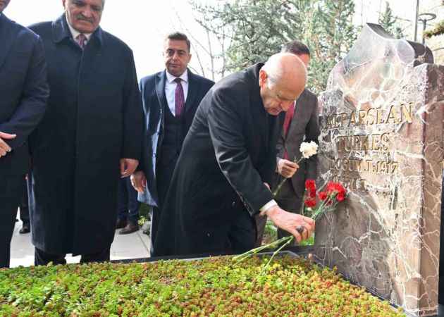 MHP lideri Bahçeli, Alparslan Türkeş’in kabrini ziyaret etti MHP lideri Bahçeli, Alparslan Türkeş’in kabrini ziyaret etti