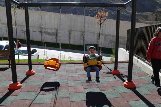 Taşınma işlemi tamamlanan Yusufeli’nde vatandaşlar yeni ilçeye alışmaya çalışıyor