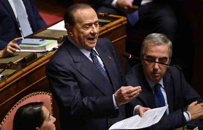 Eski İtalya Başbakanı Berlusconi yoğun bakımda Eski İtalya Başbakanı Berlusconi yoğun bakımda