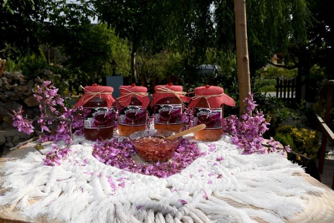 Erguvan Çiçeği reçeli hem göze, hem damağa hitap ediyor