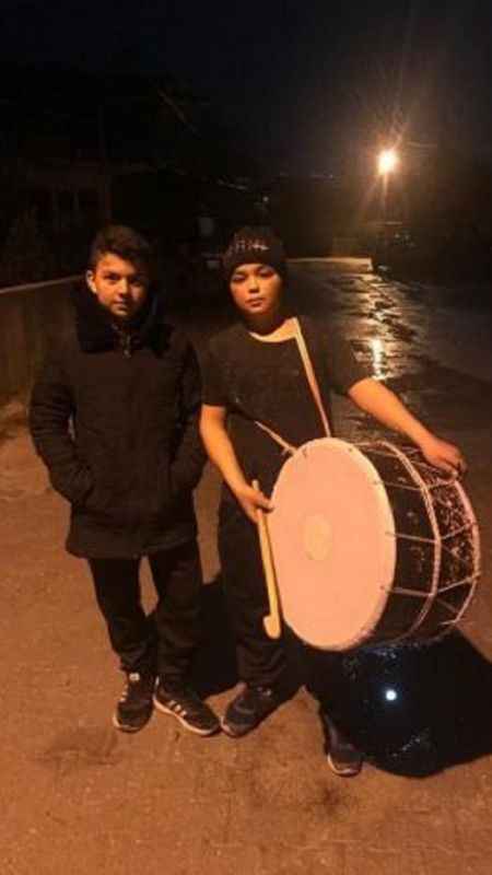 Ortaokul öğrencileri mahalleliyi sahura kaldırıyor