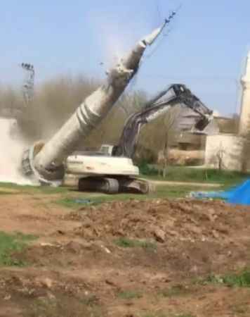 Kontrollü minare yıkımı sırasında kepçe operatörü Mert Kesöoğlu hayatını kaybetti