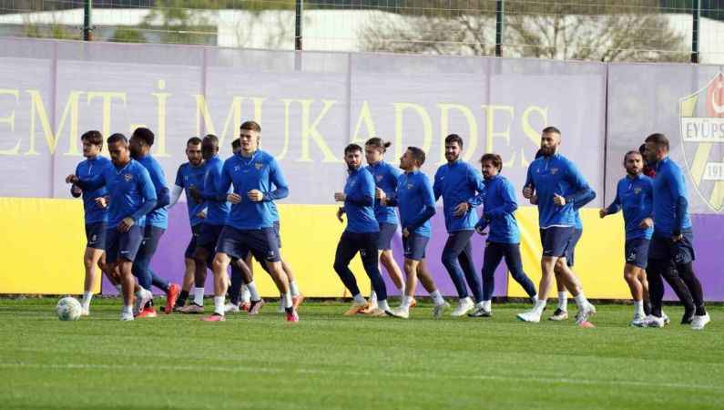 Teknik Direktör Arda Turan, Eyüpspor ile ilk antrenmanına çıktı