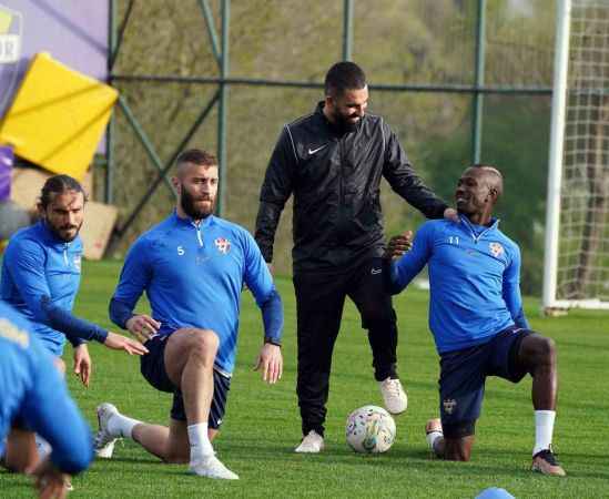 Teknik Direktör Arda Turan, Eyüpspor ile ilk antrenmanına çıktı