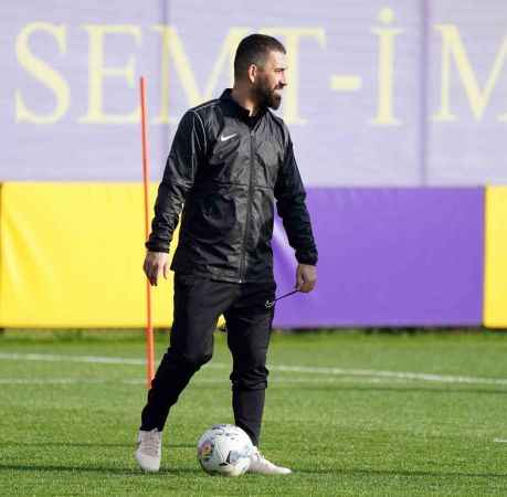 Teknik Direktör Arda Turan, Eyüpspor ile ilk antrenmanına çıktı