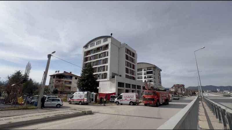 İntiharkolik Hasan sözünde durmadı, 85’inci defa çatıya çıktı