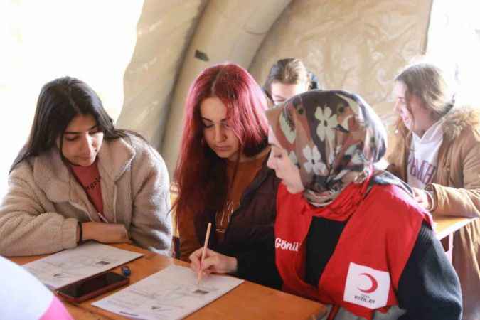 Kızılay depremzeleri yalnız bırakmıyor