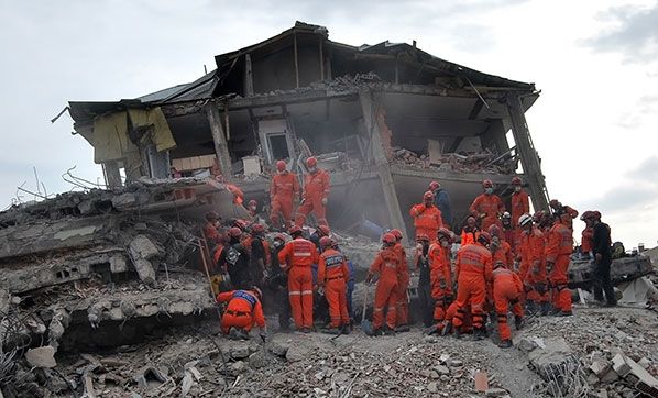Kritik uyarı! Fay hatlarında 100 bin bina