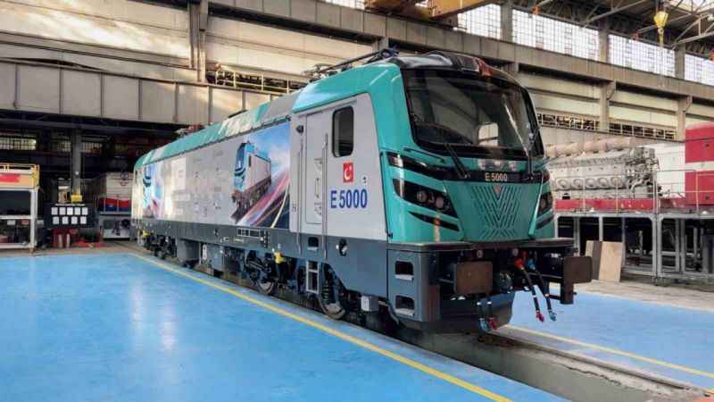 İlk yerli ve milli elektrikli anahat lokomotifi E5000 raylara indi