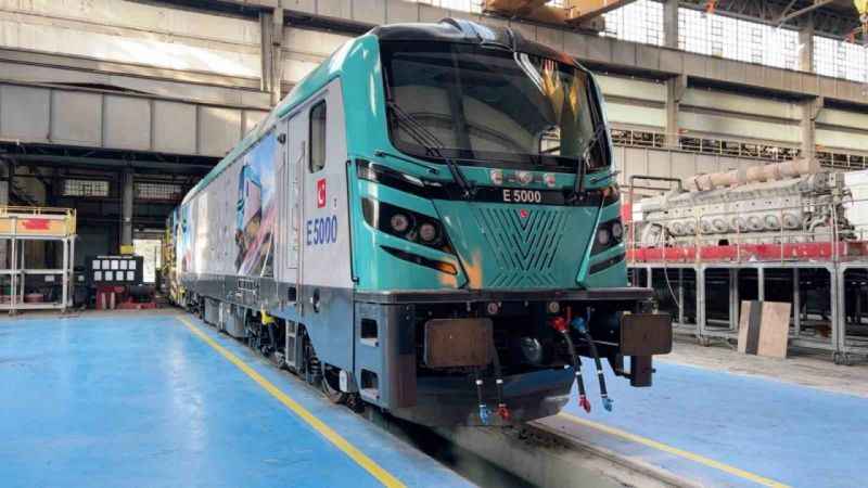 İlk yerli ve milli elektrikli anahat lokomotifi E5000 raylara indi İlk yerli ve milli elektrikli anahat lokomotifi E5000 raylara indi