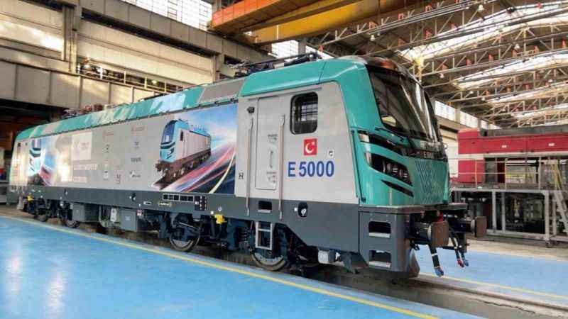 İlk yerli ve milli elektrikli anahat lokomotifi E5000 raylara indi İlk yerli ve milli elektrikli anahat lokomotifi E5000 raylara indi