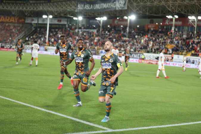 Galatasaray, Alanya'da ikinci yarı farka koştu Galatasaray, Alanya'da ikinci yarı farka koştu