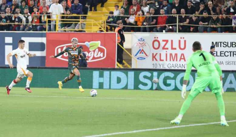 Galatasaray, Alanya'da ikinci yarı farka koştu Galatasaray, Alanya'da ikinci yarı farka koştu