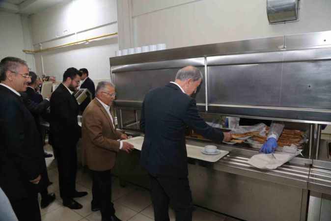 Bakan Akar: Bazıları teröristleri cesaretlendiriyor