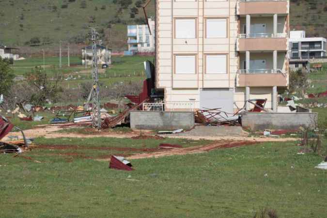 Deprem bölgesinde fırtına: 1 ölü, 48 yaralı