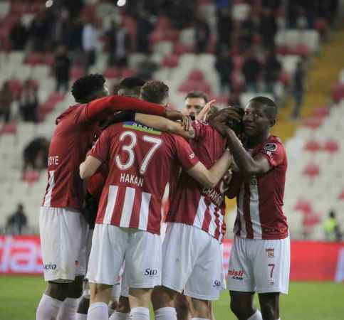 Sivasspor, Trabzonspor'u 4-1'le geçti