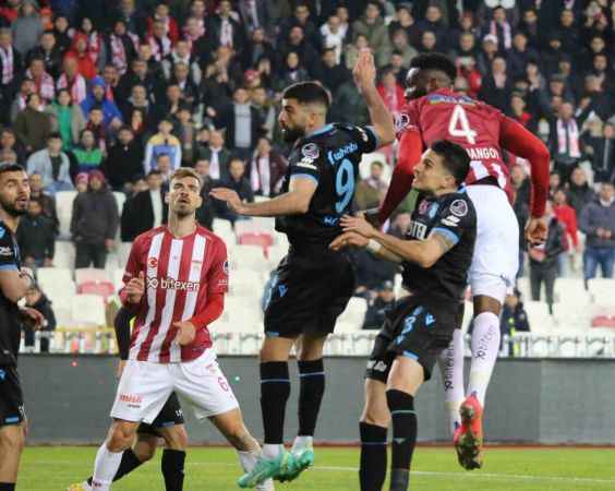 Sivasspor, Trabzonspor'u 4-1'le geçti