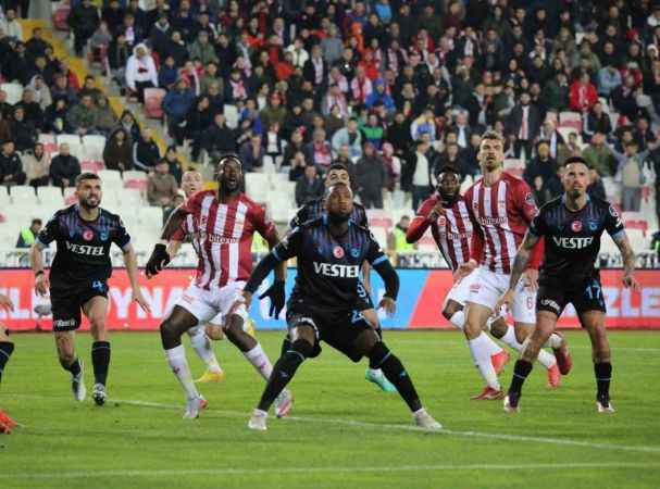 Sivasspor, Trabzonspor'u 4-1'le geçti