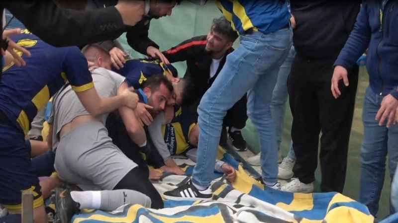 Söğütspor - Vitraspor maçında güvenlik bariyerleri devrildi, futbolcu ve taraftarlar ölümden döndü