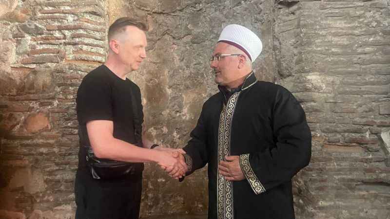 Ezan sesinden etkilenen turist müslüman oldu