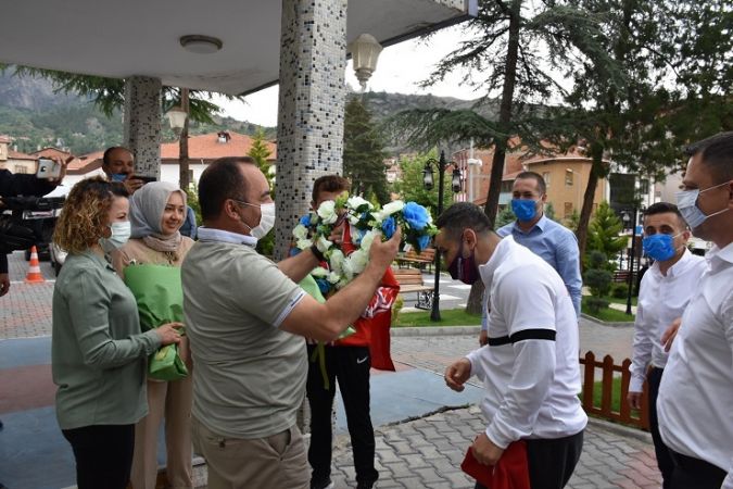 Avrupa üçüncüsü güreşçiye coşkulu karşılama