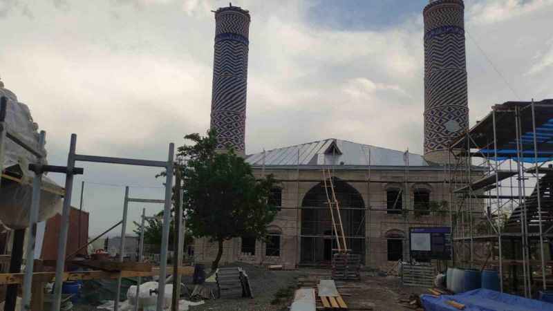 Ermeniler, Karabağ’da bulunan Ağdam Cuma Camii’ne zarar verip ahır olarak kullanmış Ermeniler, Karabağ’da bulunan Ağdam Cuma Camii’ne zarar verip ahır olarak kullanmış