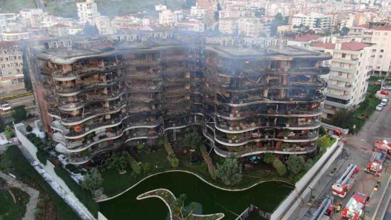 İzmir’de küle dönen sitenin yönetiminden itfaiyeye tepki