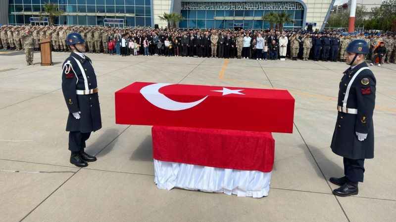 Mardin’de şehit olan Astsubay Üsçavuş Mehmet Gündüz asker törenle memleketine uğurlandı Mardin’de şehit olan Astsubay Üsçavuş Mehmet Gündüz asker törenle memleketine uğurlandı
