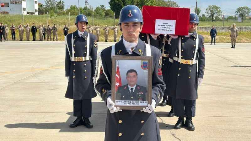Mardin’de şehit olan Astsubay Üsçavuş Mehmet Gündüz asker törenle memleketine uğurlandı Mardin’de şehit olan Astsubay Üsçavuş Mehmet Gündüz asker törenle memleketine uğurlandı