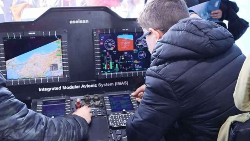 TEKNOFEST'te vatandaşlar yerli ve milli silahlara yoğun ilgi gösterdi TEKNOFEST'te vatandaşlar yerli ve milli silahlara yoğun ilgi gösterdi