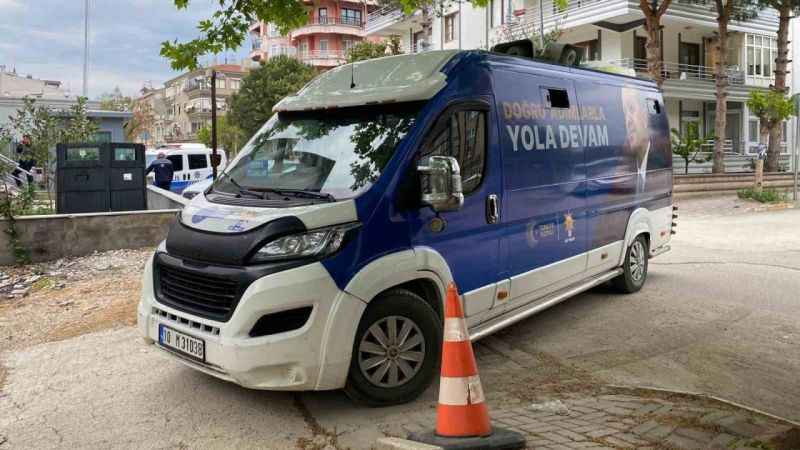 AK Parti seçim aracına saldırı AK Parti seçim aracına saldırı