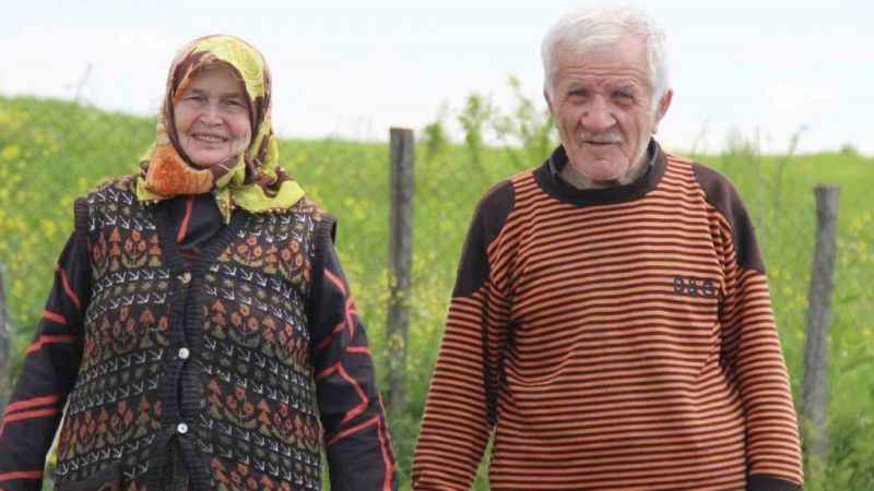 Mevsimlik aşklara inat: Birbirlerinin elini hiç bırakmayan çift Mevsimlik aşklara inat: Birbirlerinin elini hiç bırakmayan çift