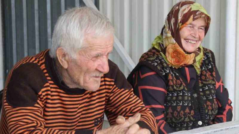 Mevsimlik aşklara inat: Birbirlerinin elini hiç bırakmayan çift Mevsimlik aşklara inat: Birbirlerinin elini hiç bırakmayan çift