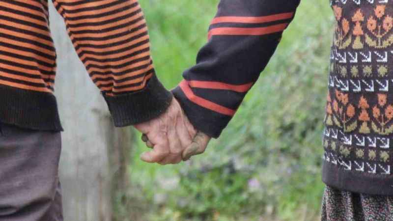 Mevsimlik aşklara inat: Birbirlerinin elini hiç bırakmayan çift Mevsimlik aşklara inat: Birbirlerinin elini hiç bırakmayan çift
