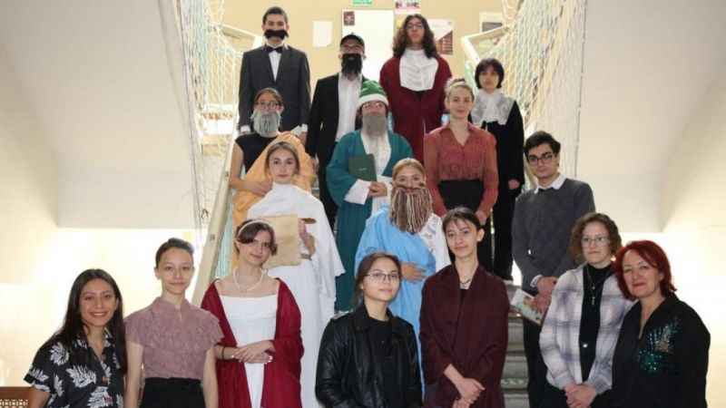 Atatürk Lisesi’nin bir koridoru ‘Felsefe Sokağı oldu Atatürk Lisesi’nin bir koridoru ‘Felsefe Sokağı oldu