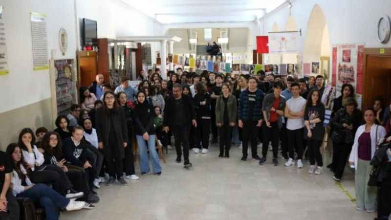 Atatürk Lisesi’nin bir koridoru ‘Felsefe Sokağı oldu Atatürk Lisesi’nin bir koridoru ‘Felsefe Sokağı oldu
