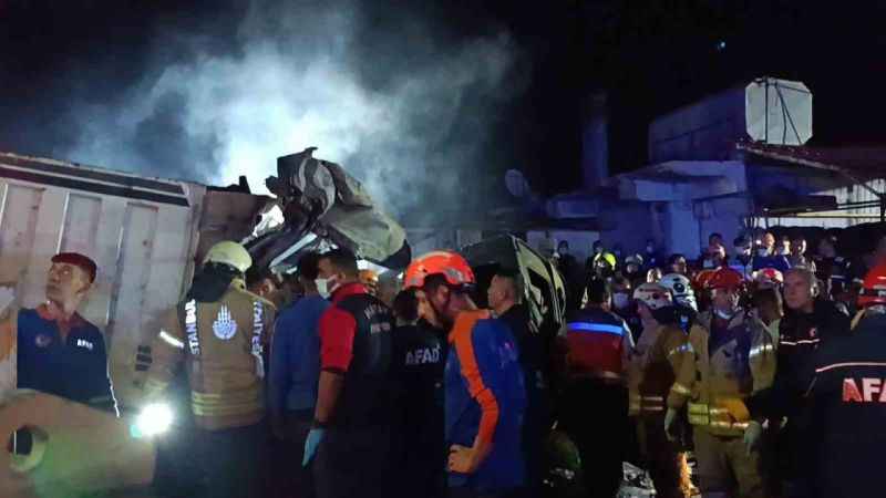 Hatay'da freni patlayan kamyon asker uğurlama eğlencesini savaş alanına çevirdi: 3 ölü Hatay'da freni patlayan kamyon asker uğurlama eğlencesini savaş alanına çevirdi: 3 ölü
