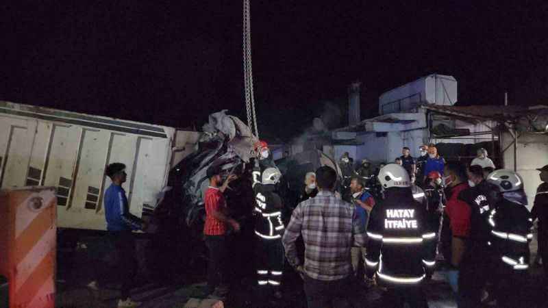Hatay'da freni patlayan kamyon asker uğurlama eğlencesini savaş alanına çevirdi: 3 ölü Hatay'da freni patlayan kamyon asker uğurlama eğlencesini savaş alanına çevirdi: 3 ölü