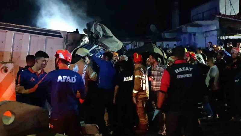 Hatay'da freni patlayan kamyon asker uğurlama eğlencesini savaş alanına çevirdi: 3 ölü Hatay'da freni patlayan kamyon asker uğurlama eğlencesini savaş alanına çevirdi: 3 ölü