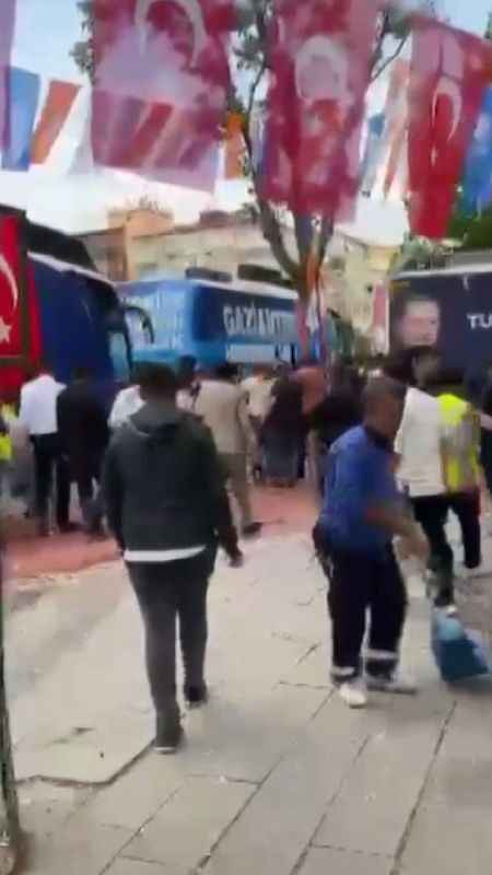 CHP’liler ile AK Parti’liler arasında kavga çıktı, CHP’li meclis üyesi silahına sarıldı CHP’liler ile AK Parti’liler arasında kavga çıktı, CHP’li meclis üyesi silahına sarıldı
