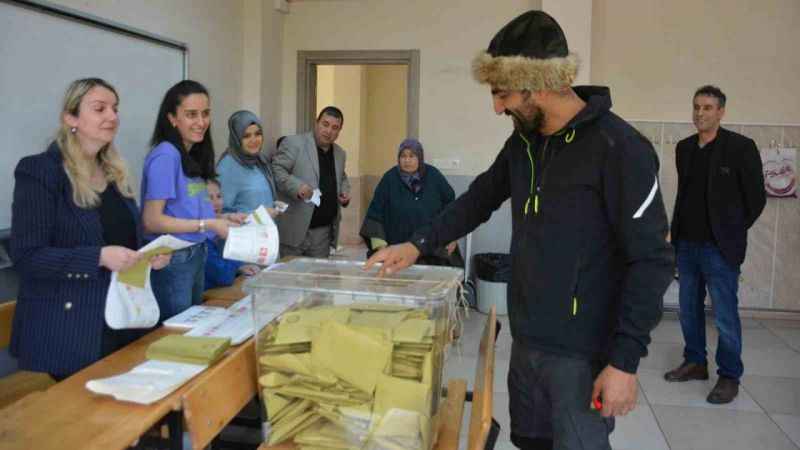 'At Türk'ün kanadıdır' dedi, oy kullanmaya atıyla geldi 'At Türk'ün kanadıdır' dedi, oy kullanmaya atıyla geldi