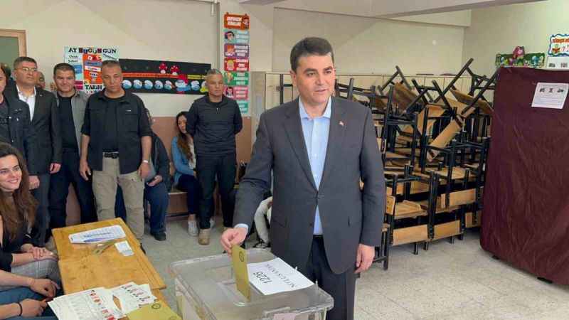 Altılı masa ortaklarından Gültekin Uysal, oyunu memleketi Afyonkarahisar’da kullandı