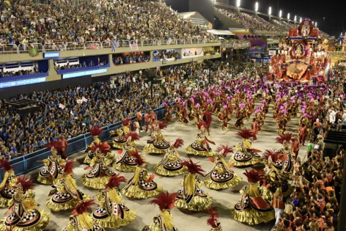 Dünyanın en büyük karnavallarından Rio Karnavalı başladı