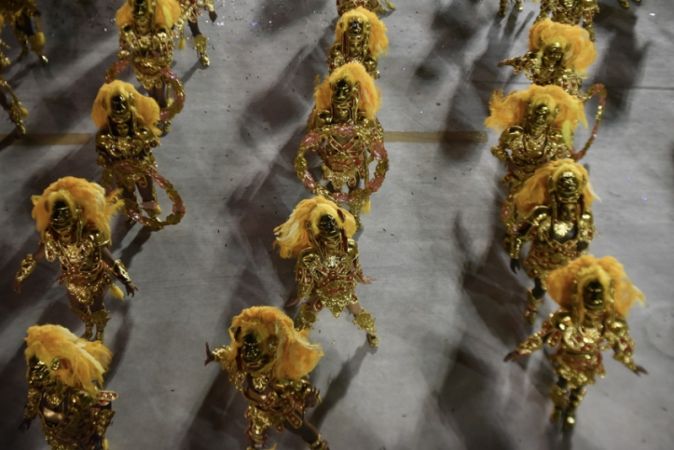 Dünyanın en büyük karnavallarından Rio Karnavalı başladı