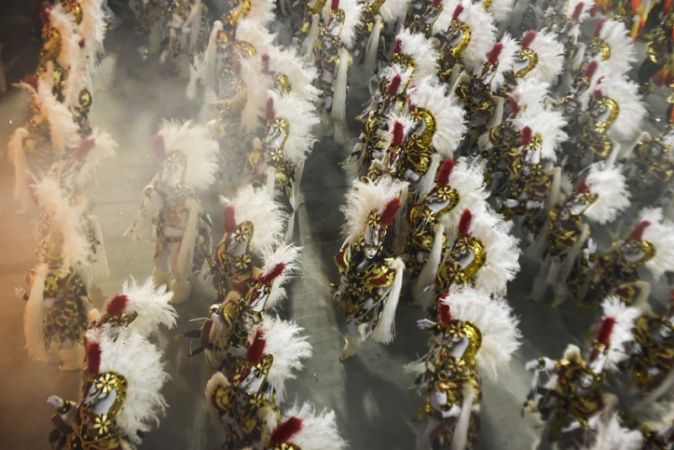 Dünyanın en büyük karnavallarından Rio Karnavalı başladı