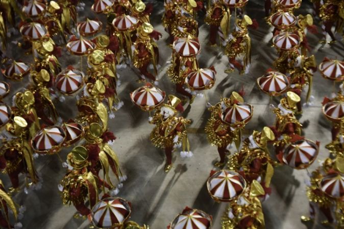 Dünyanın en büyük karnavallarından Rio Karnavalı başladı