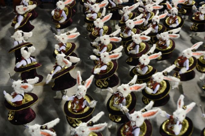 Dünyanın en büyük karnavallarından Rio Karnavalı başladı