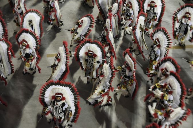 Dünyanın en büyük karnavallarından Rio Karnavalı başladı